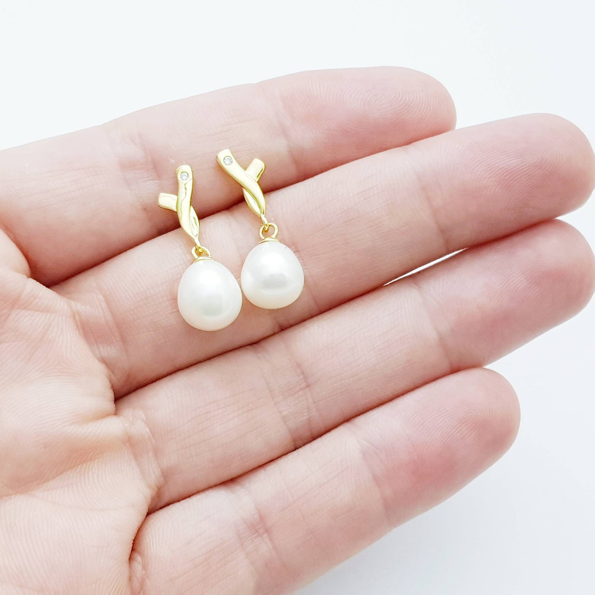 Drop pearl earrings with freshwater pearl