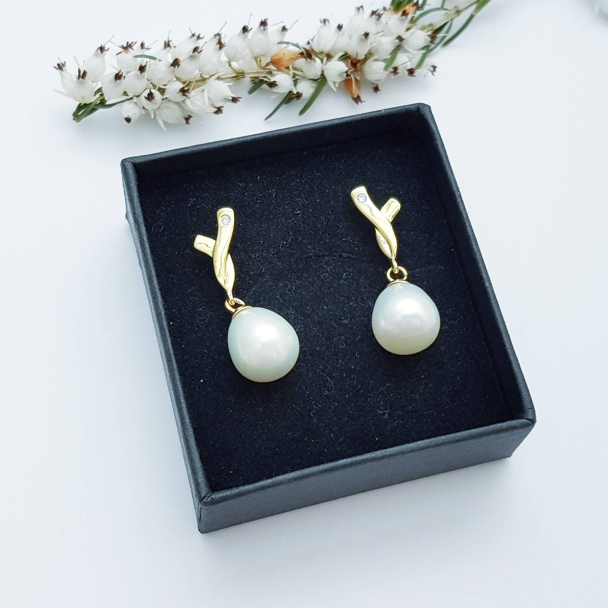 Drop pearl earrings with freshwater pearl