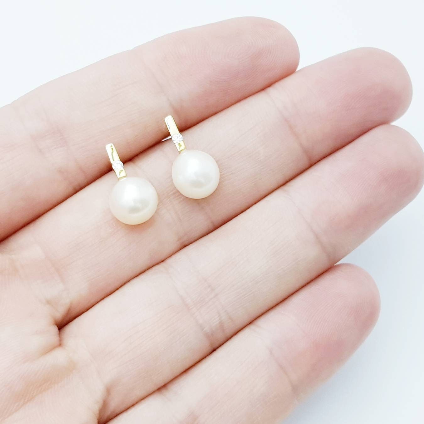 Small freshwater pearl studs earrings, minimal gold pearl earrings, elegant bar stud earrings