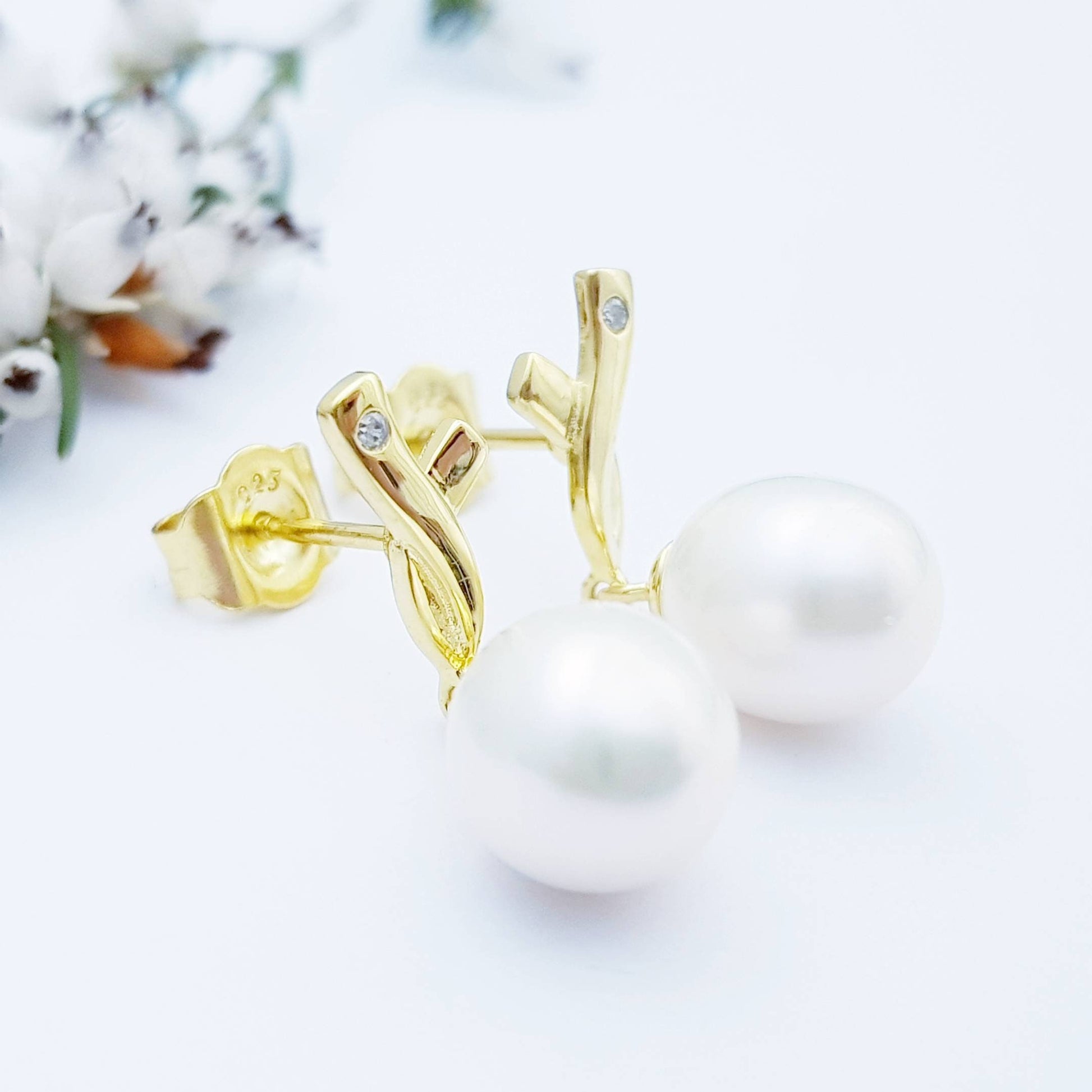 Drop pearl earrings with freshwater pearl