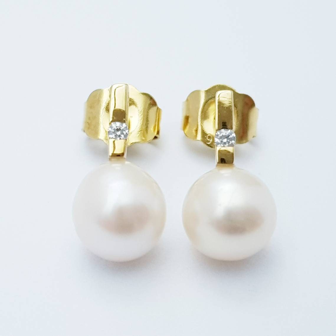Small freshwater pearl studs earrings, minimal gold pearl earrings, elegant bar stud earrings