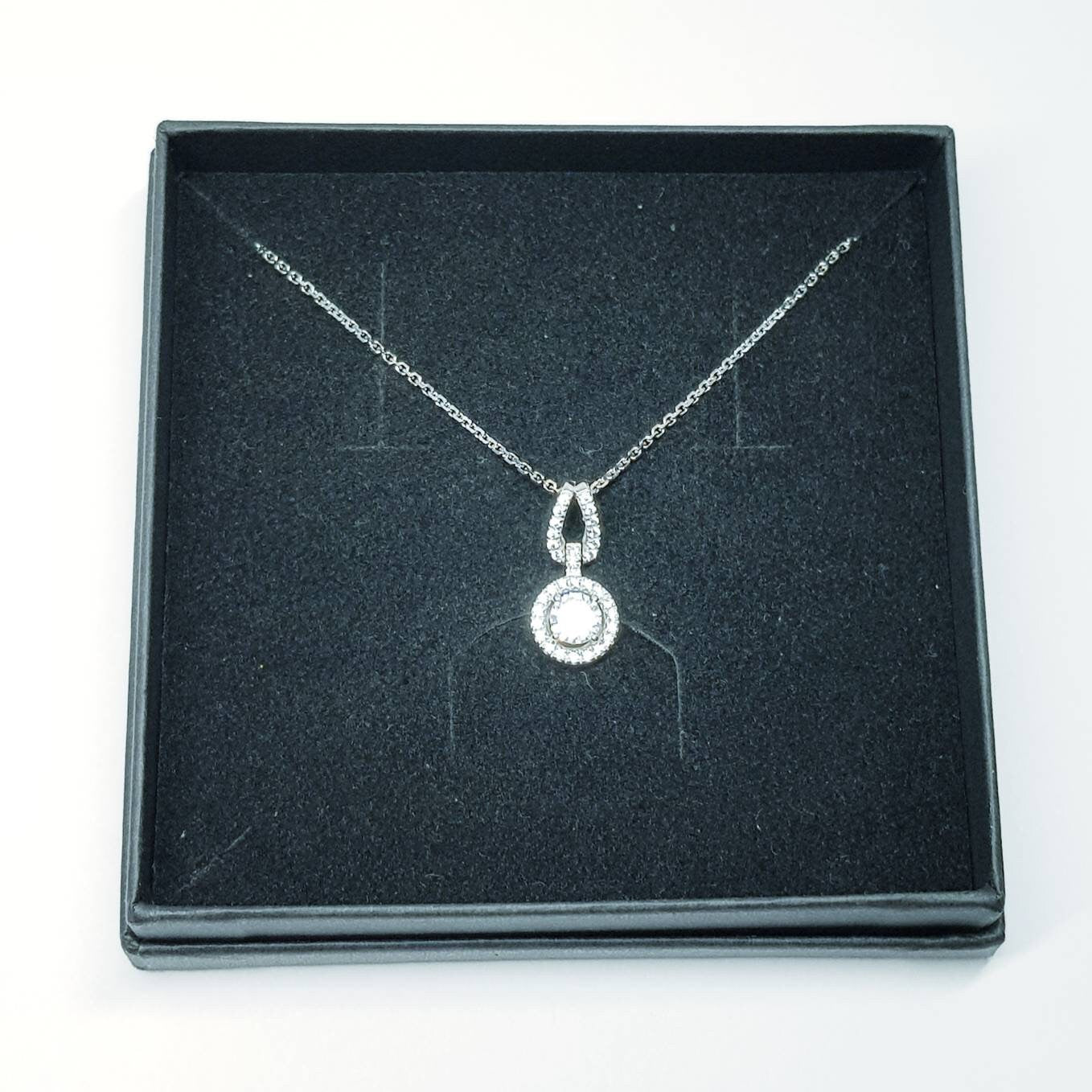 Dainty sterling silver vinatge halo necklace with split bale
