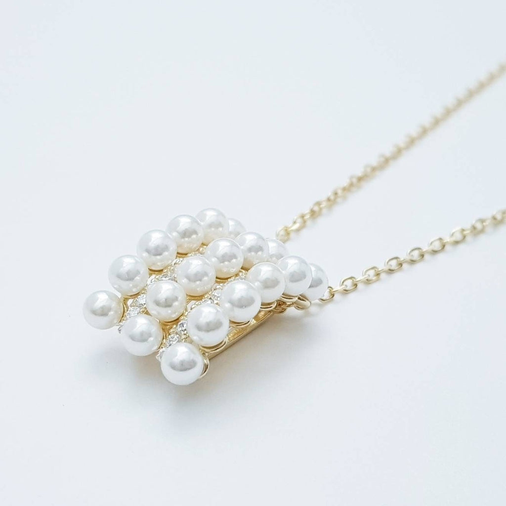 Elegant pearl pendant set in silver with sparkling white cubic zirconia, vintage style shell pearl necklace